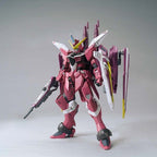 MG Justice Gundam montado en vista frontal con rifle, escudo y Fatum-00.