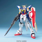 MG Wing Gundam montado en vista frontal con Buster Rifle y escudo.