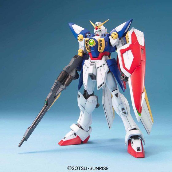 MG Wing Gundam montado en vista frontal con Buster Rifle y escudo.
