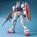 Mega Size Model RX-78-2 Gundam montado en vista frontal con rifle y escudo.
