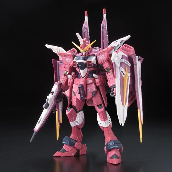 RG Justice Gundam montado en vista frontal con rifle, escudo y Fatum-00.