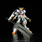 Vista frontal alternativa del Full Mechanics Gundam Barbatos Lupus Rex con su gran maza.