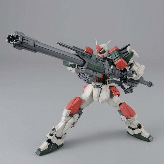 MG Buster Gundam en pose de disparo con los dos cañones combinados.
