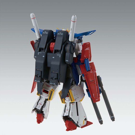 Vista trasera del MG ZZ Gundam Ver.Ka con su gran mochila y propulsores.