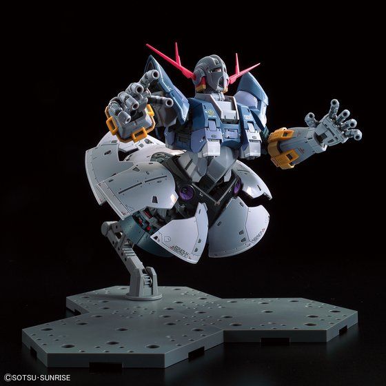 RG Zeong sobre su peana incluida con las placas del faldón desplegadas.