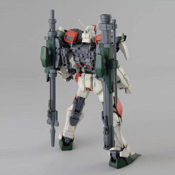MG Buster Gundam montado en vista trasera con su armamento.