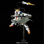 Full Mechanics Gundam Barbatos Lupus Rex atacando con la Tail Blade y su soporte incluido.