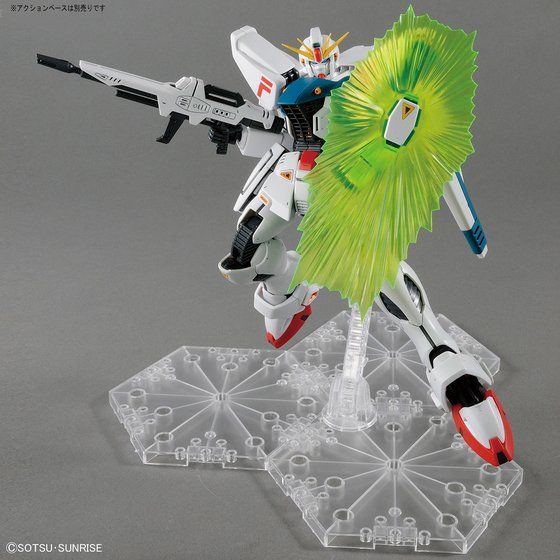 MG Gundam F91 Ver.2.0 en pose de combate con Beam Rifle y Beam Shield. La base se vende aparte.