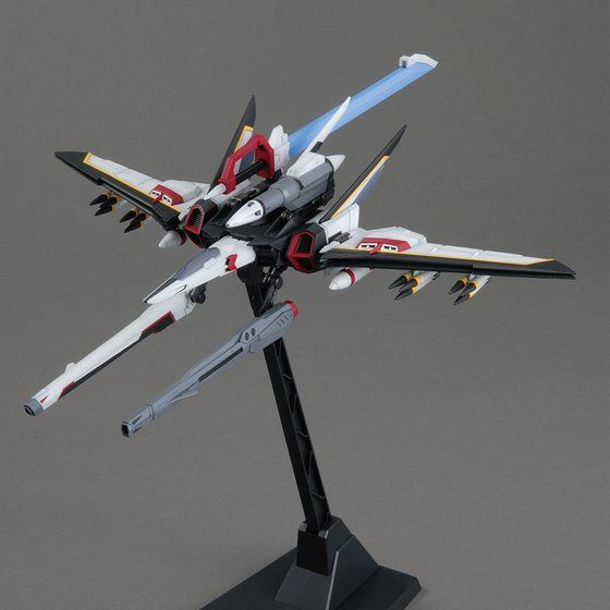 Striker Pack Ootori del MG Strike Rouge Ver.RM expuesto por separado sobre la peana incluida.