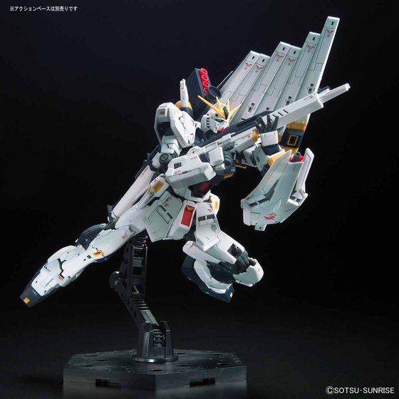 RG Nu Gundam apuntando con el Beam Rifle; peana vendida por separado.