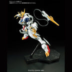 Full Mechanics Gundam Barbatos Lupus Rex en pose de ataque con Tail Blade; peana grande vendida por separado.