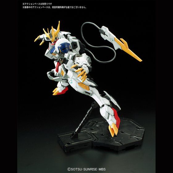 Full Mechanics Gundam Barbatos Lupus Rex en pose de ataque con Tail Blade; peana grande vendida por separado.