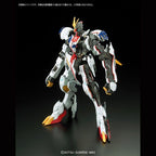 Vista trasera del Full Mechanics Gundam Barbatos Lupus Rex con parte de la armadura retirada.