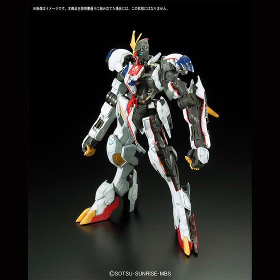 Vista trasera del Full Mechanics Gundam Barbatos Lupus Rex con parte de la armadura retirada.