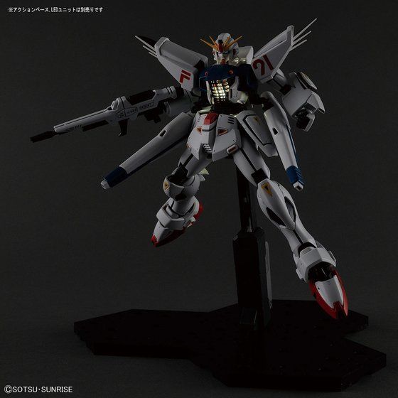 MG Gundam F91 Ver.2.0 mostrando el efecto de iluminación opcional en el torso.