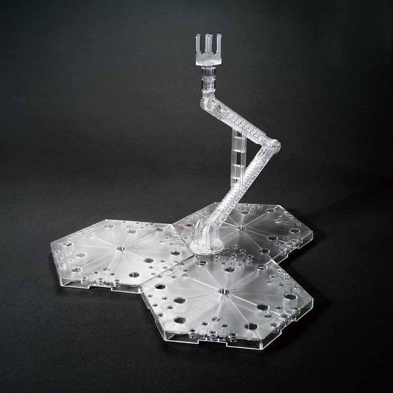 Action Base 4 Clear montada con tres plataformas transparentes y brazo articulado;