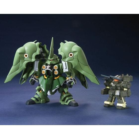 BB Senshi No. 367 Kshatriya de Bandai montado, visto de frente en ángulo junto al Loto incluido.