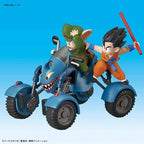 Dragon Ball Oolong Road Buggy, vista frontal en angulo del buggy con Oolong y Goku.