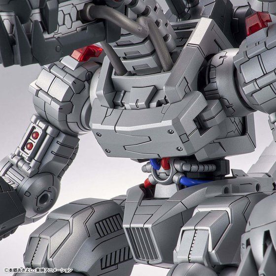 Detalle frontal del pecho cerrado del Machinedramon Amplified.