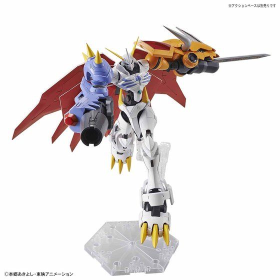 Omegamon Amplified en pose elevada sobre una base de exposición no incluida;