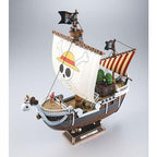 Going Merry de One Piece de Bandai: vista frontal en ángulo del barco montado con velas y base.