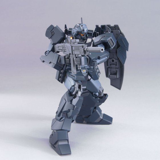 HGUC Jesta en pose de disparo con su beam rifle.