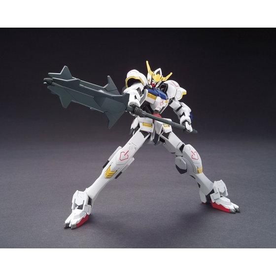 HG Gundam Barbatos en pose de combate empuñando su gran maza;