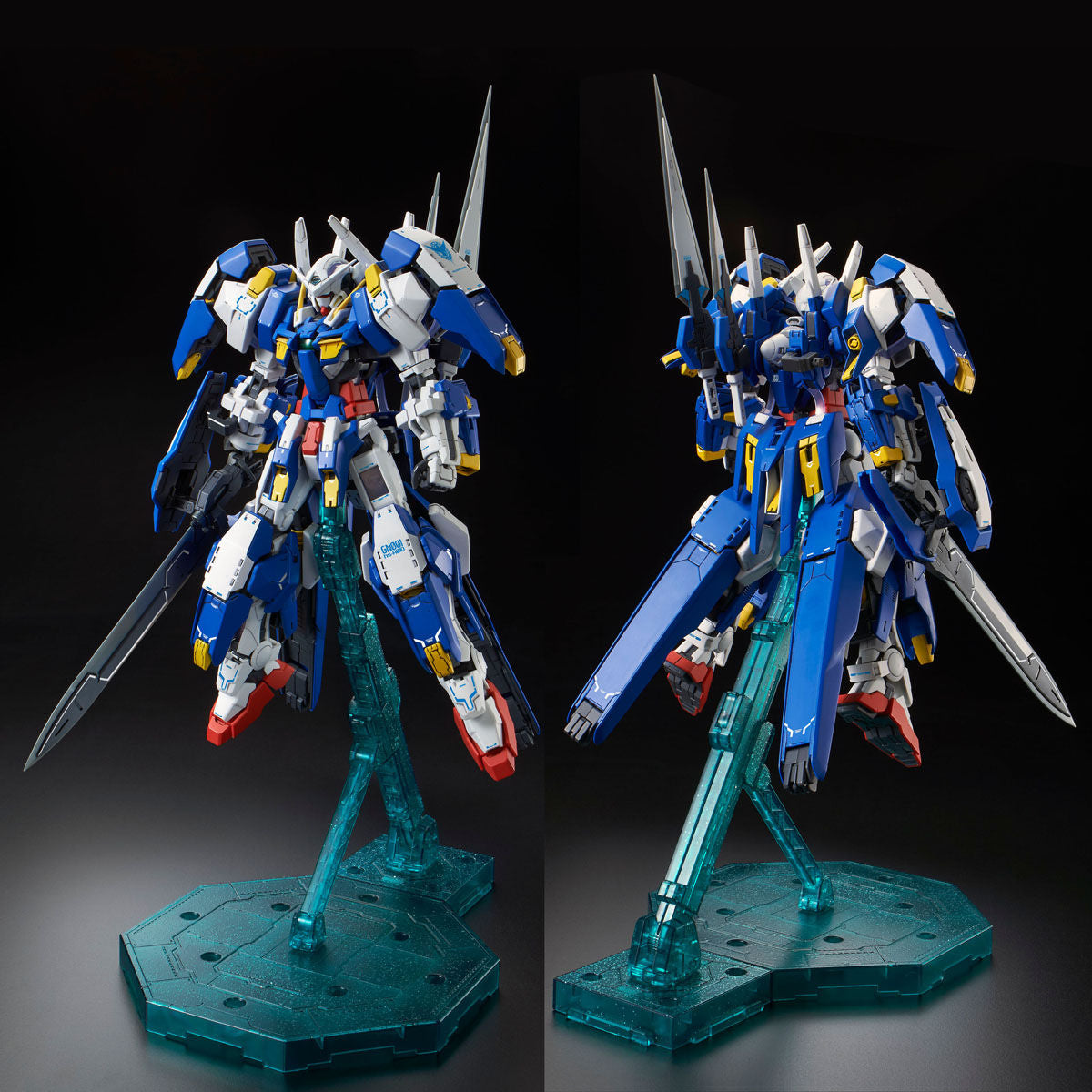 Vistas frontal y trasera del MG Gundam Avalanche Exia Dash sobre su soporte.