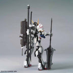 Vista lateral del MG Gundam Barbatos equipado con sus armas.