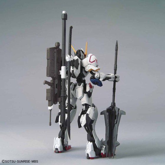 Vista lateral del MG Gundam Barbatos equipado con sus armas.