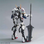 Vista trasera del MG Gundam Barbatos con el armamento instalado.