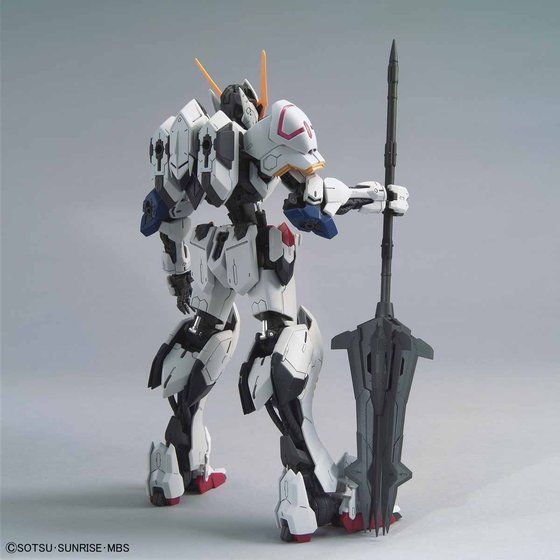 Vista trasera del MG Gundam Barbatos con el armamento instalado.