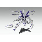 MG Hi-Nu Gundam Ver.Ka, pose con armamento, sobre la base incluida.