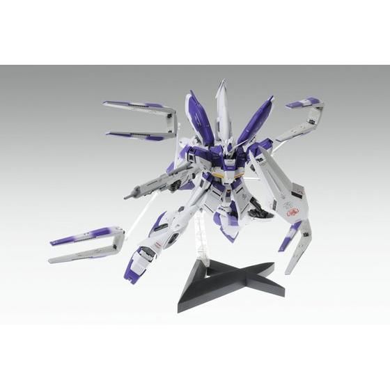 MG Hi-Nu Gundam Ver.Ka, pose con armamento, sobre la base incluida.