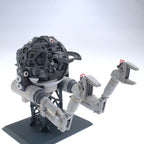 MG RB-79 Ball Ver.Ka de Bandai con el blindaje abierto, mostrando la estructura interna y la cabina del piloto sobre fondo blanco.