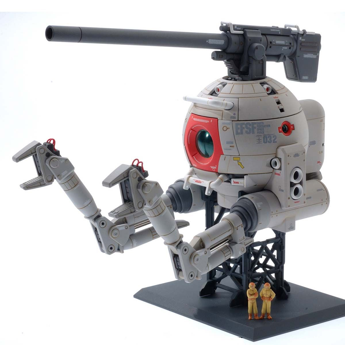 MG RB-79 Ball Ver.Ka de Bandai montado, vista frontal derecha con cañón, brazos mecánicos, base y figuras sobre fondo blanco.