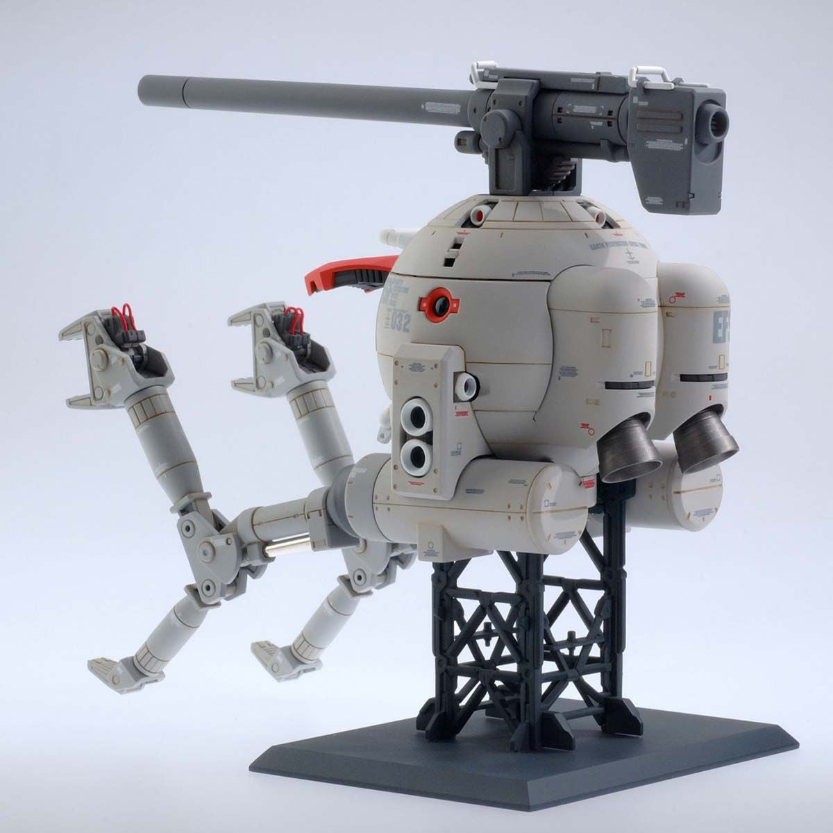 MG RB-79 Ball Ver.Ka de Bandai montado, vista trasera con propulsores y cañón sobre fondo uniforme.