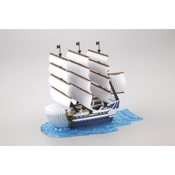 One Piece Moby Dick de Bandai: barco montado con el efecto de agua incluido.