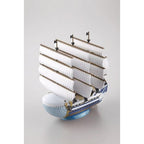 One Piece Moby Dick de Bandai: vista frontal en ángulo del barco montado sobre su soporte.