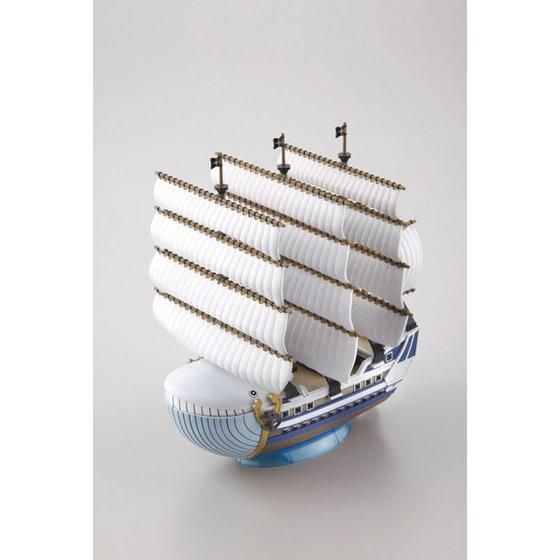 One Piece Moby Dick de Bandai: vista frontal en ángulo del barco montado sobre su soporte.