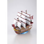 One Piece Red Force de Bandai: vista frontal en ángulo del barco montado sobre su soporte.