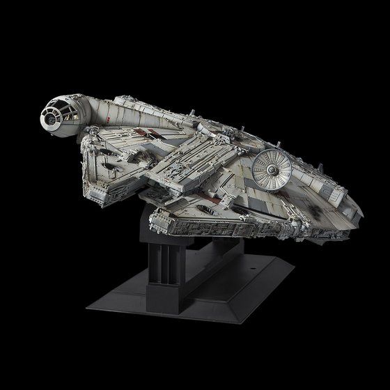 PG Millennium Falcon, modelo sobre su base de exposicion.