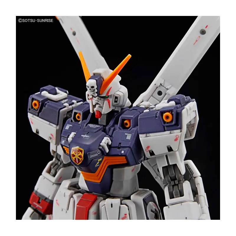 RG Crossbone Gundam X1 de Bandai, detalle del torso, cabeza y emblema de calavera.