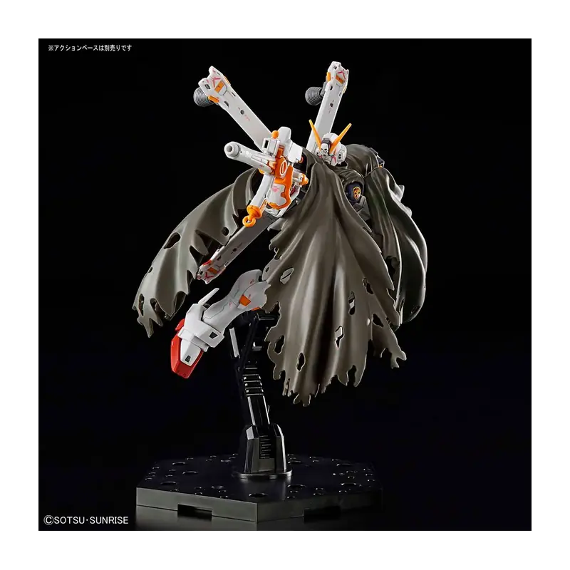 RG Crossbone Gundam X1 de Bandai en pose dinámica con capa anti-beam y Zanbuster.