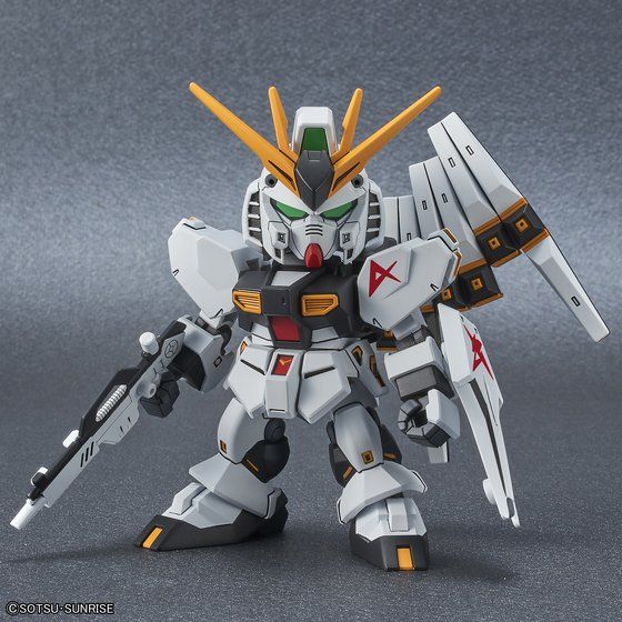 SD EX-Standard Nu Gundam, pose con armamento.