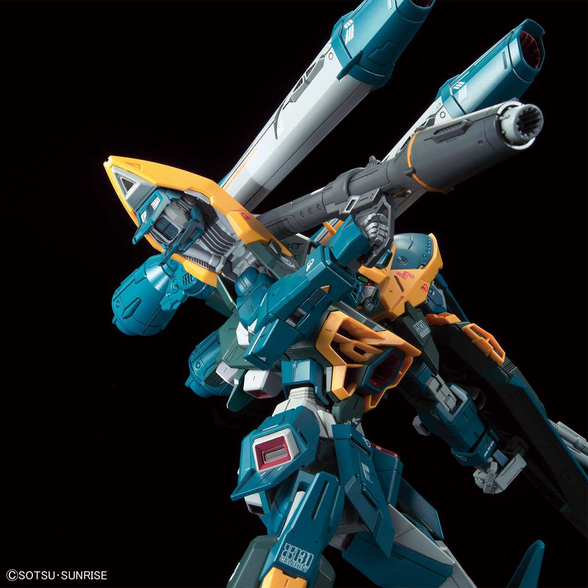 Full Mechanics 1/100 Calamity Gundam, detalle de la articulación del hombro y el brazo sosteniendo la bazuca.